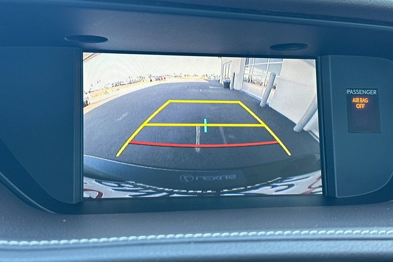 Lexus ES 350 Vehicle Full-screen Gallery Image 19