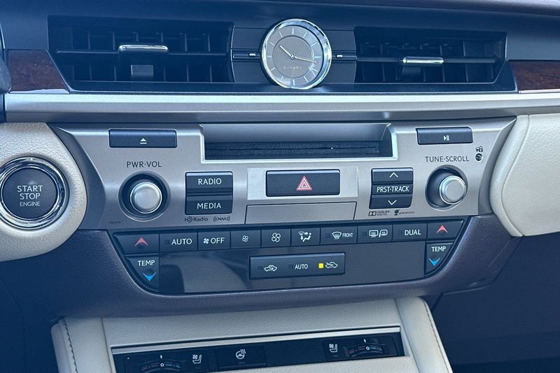 Lexus ES 350 Vehicle Full-screen Gallery Image 20