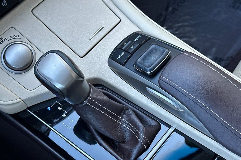 Lexus ES 350 Vehicle Full-screen Gallery Image 21