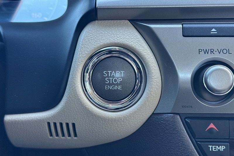 Lexus ES 350 Vehicle Full-screen Gallery Image 22