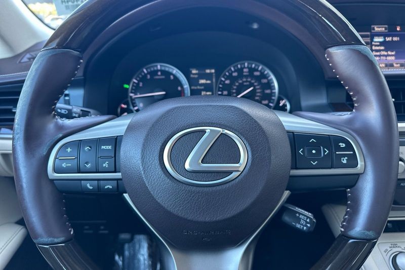 Lexus ES 350 Vehicle Full-screen Gallery Image 23