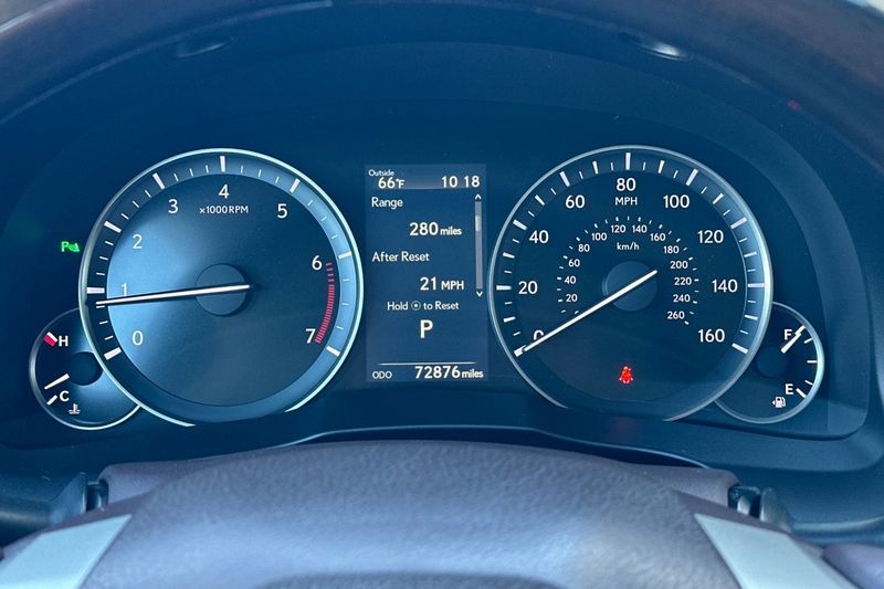 Lexus ES 350 Vehicle Full-screen Gallery Image 24