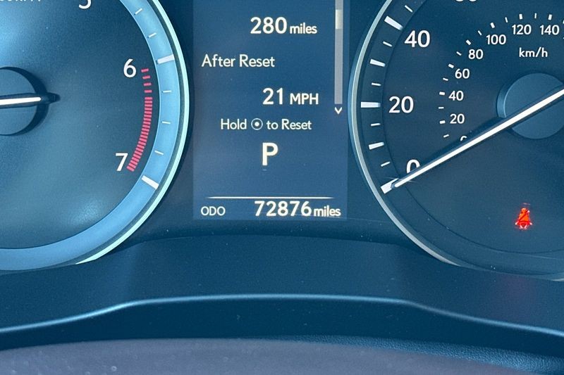 Lexus ES 350 Vehicle Full-screen Gallery Image 25