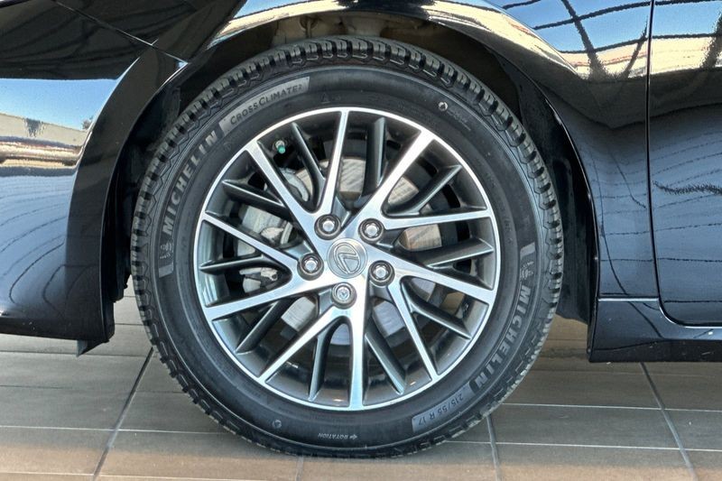 Lexus ES 350 Vehicle Full-screen Gallery Image 26