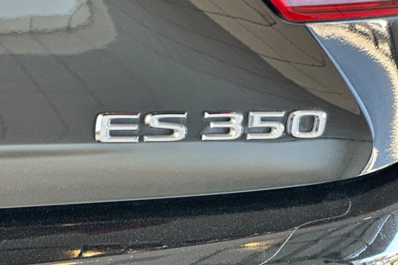 Lexus ES 350 Vehicle Full-screen Gallery Image 27