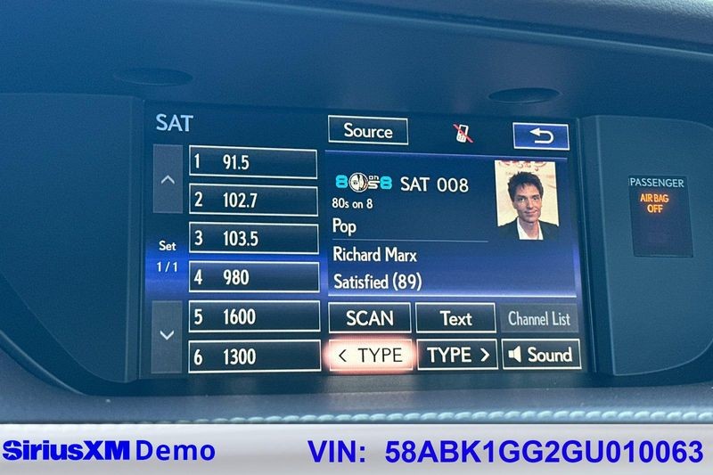 Lexus ES 350 Vehicle Full-screen Gallery Image 28