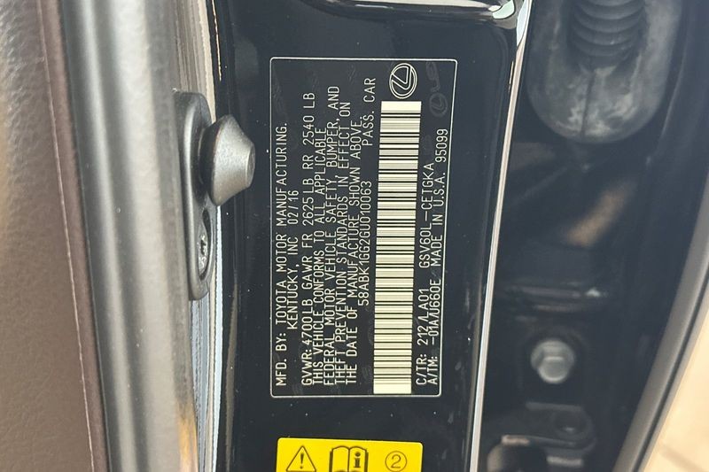 Lexus ES 350 Vehicle Full-screen Gallery Image 29