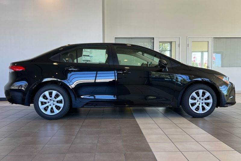 Toyota Corolla Vehicle Full-screen Gallery Image 04