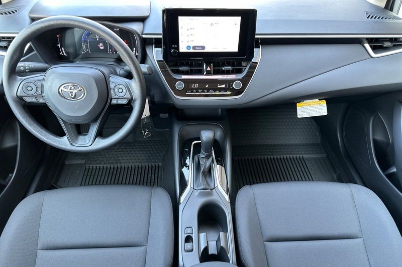 Toyota Corolla Vehicle Full-screen Gallery Image 11