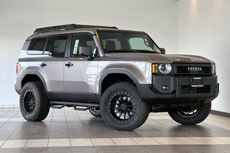 Toyota Land Cruiser Vehicle Full-screen Gallery Image 02