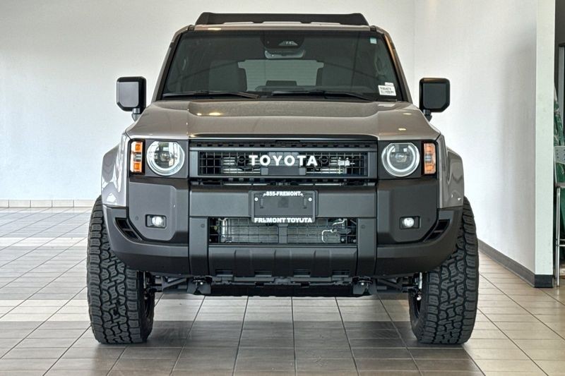 Toyota Land Cruiser Vehicle Full-screen Gallery Image 03