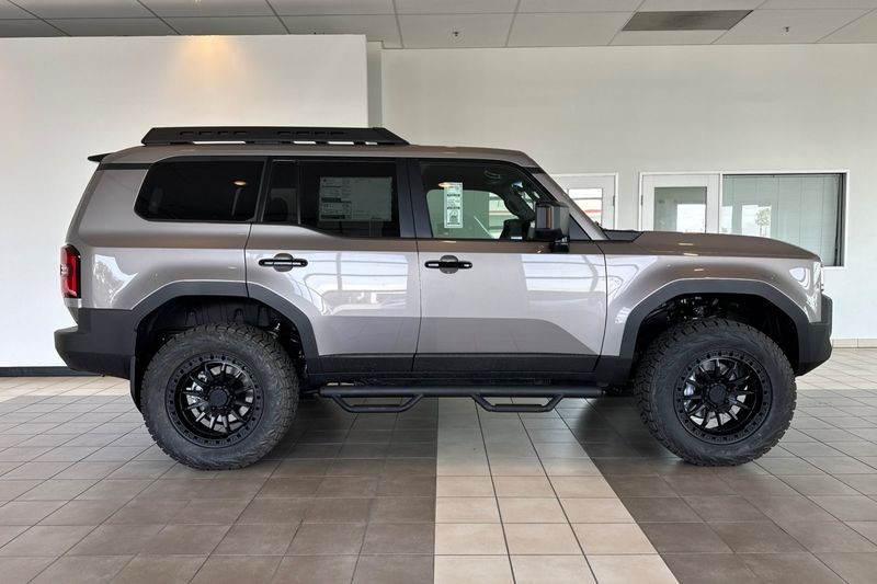 Toyota Land Cruiser Vehicle Full-screen Gallery Image 04