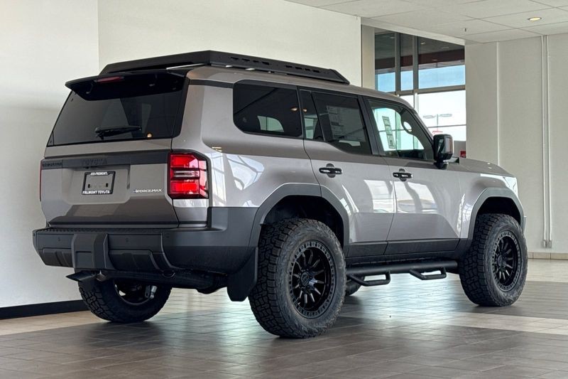 Toyota Land Cruiser Vehicle Full-screen Gallery Image 05
