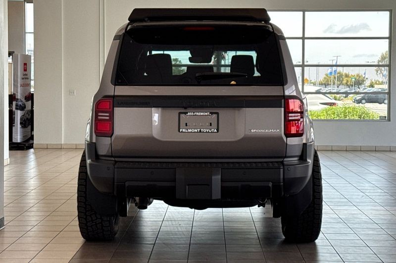 Toyota Land Cruiser Vehicle Full-screen Gallery Image 06