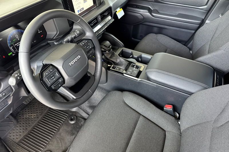 Toyota Land Cruiser Vehicle Full-screen Gallery Image 08