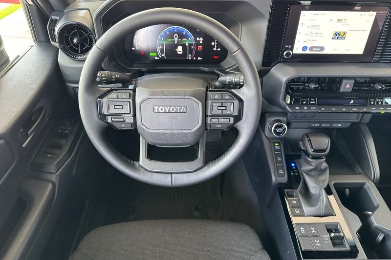 Toyota Land Cruiser Vehicle Full-screen Gallery Image 12