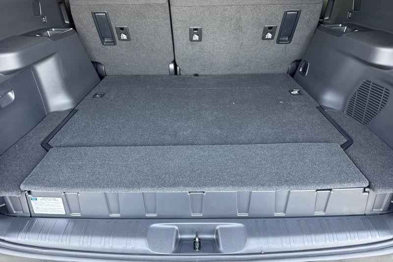 Toyota Land Cruiser Vehicle Full-screen Gallery Image 13