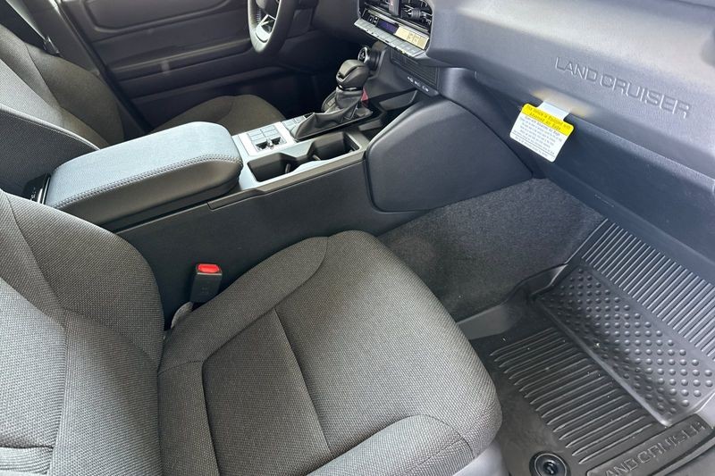 Toyota Land Cruiser Vehicle Full-screen Gallery Image 14
