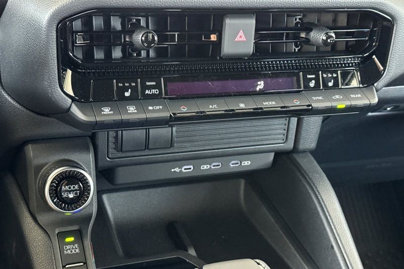 Toyota Land Cruiser Vehicle Full-screen Gallery Image 18
