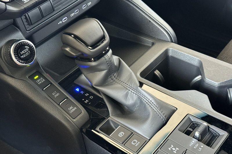 Toyota Land Cruiser Vehicle Full-screen Gallery Image 19