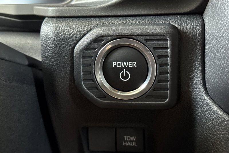 Toyota Land Cruiser Vehicle Full-screen Gallery Image 20