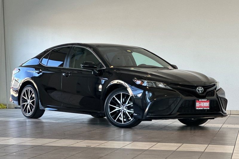 Toyota Camry Vehicle Full-screen Gallery Image 02