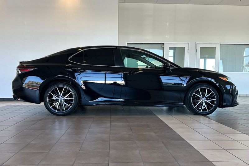 Toyota Camry Vehicle Full-screen Gallery Image 03