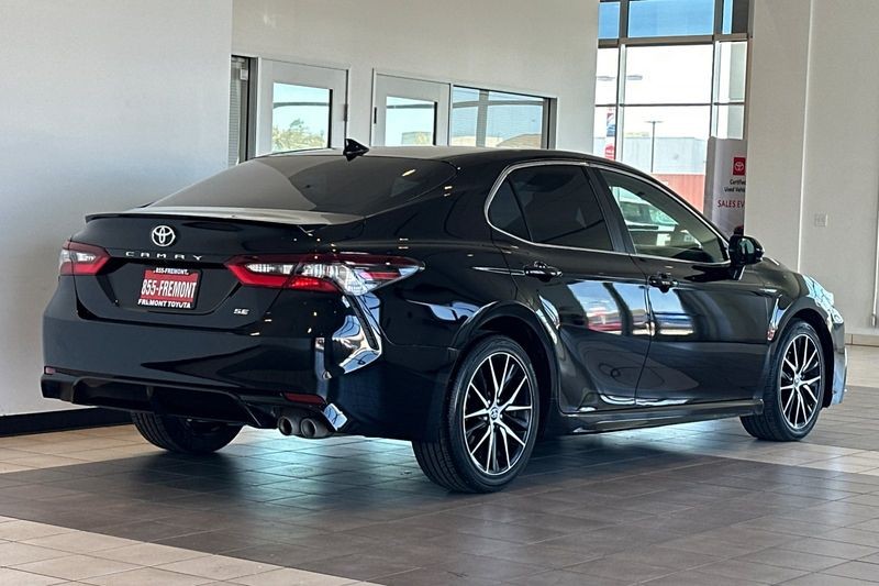 Toyota Camry Vehicle Full-screen Gallery Image 04