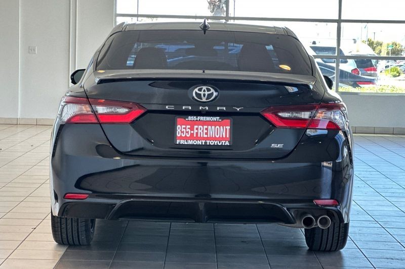 Toyota Camry Vehicle Full-screen Gallery Image 05