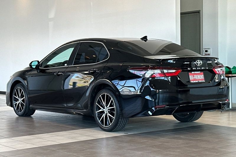 Toyota Camry Vehicle Full-screen Gallery Image 06