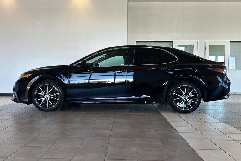 Toyota Camry Vehicle Full-screen Gallery Image 07