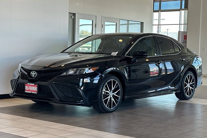 Toyota Camry Vehicle Full-screen Gallery Image 08