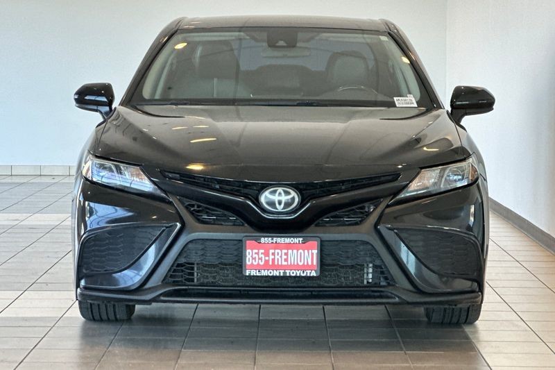 Toyota Camry Vehicle Full-screen Gallery Image 09