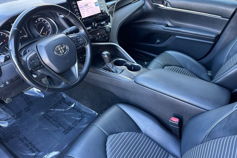 Toyota Camry Vehicle Full-screen Gallery Image 10