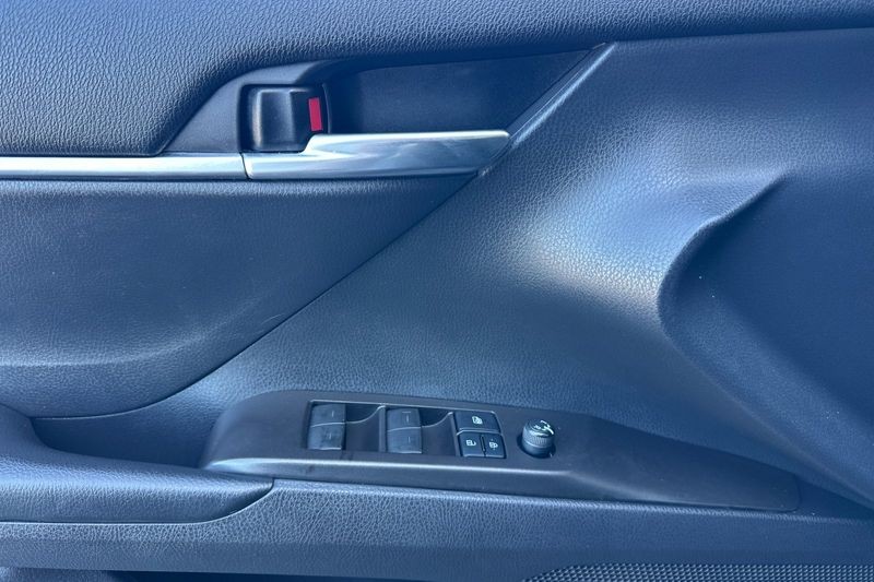 Toyota Camry Vehicle Full-screen Gallery Image 11