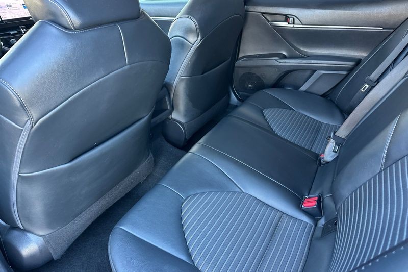 Toyota Camry Vehicle Full-screen Gallery Image 12