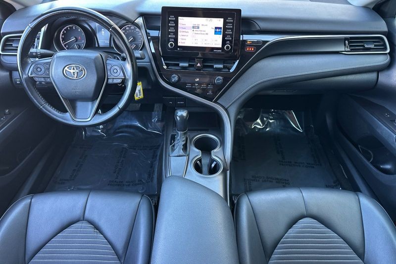 Toyota Camry Vehicle Full-screen Gallery Image 13