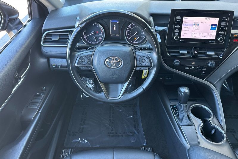 Toyota Camry Vehicle Full-screen Gallery Image 14
