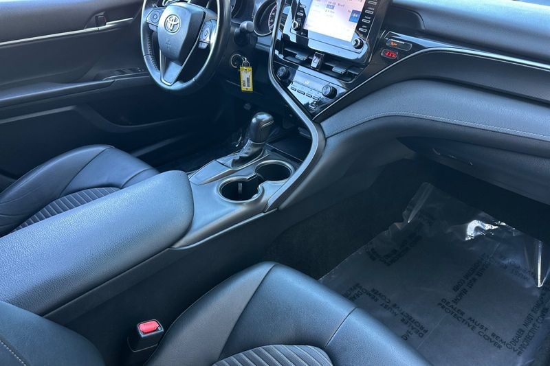 Toyota Camry Vehicle Full-screen Gallery Image 15