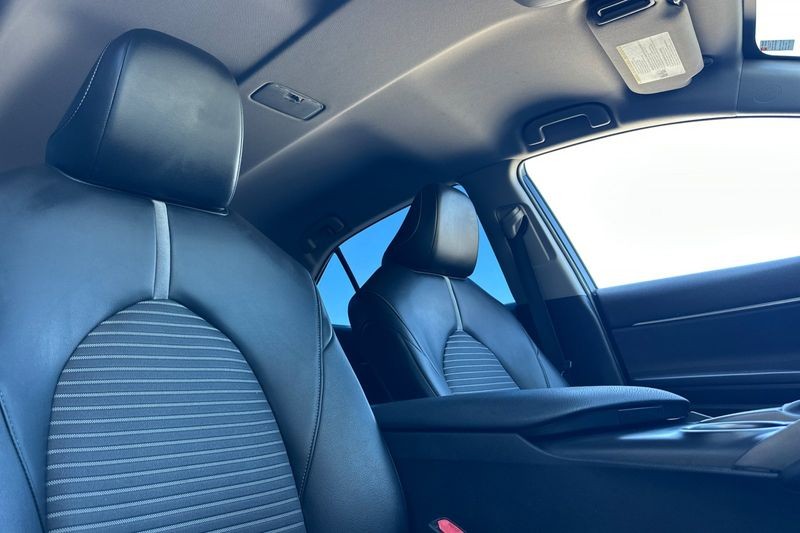 Toyota Camry Vehicle Full-screen Gallery Image 16