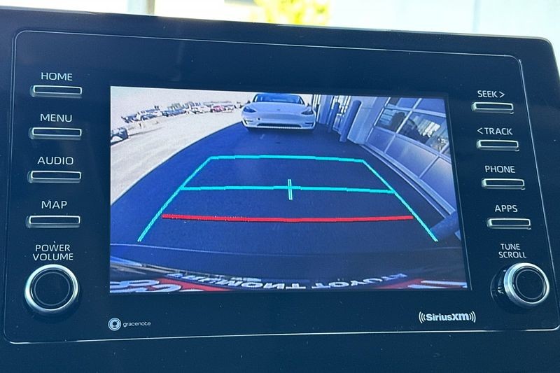 Toyota Camry Vehicle Full-screen Gallery Image 18