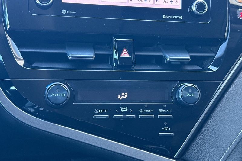 Toyota Camry Vehicle Full-screen Gallery Image 19