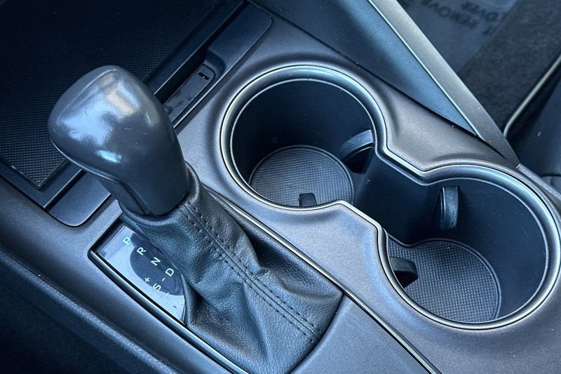 Toyota Camry Vehicle Full-screen Gallery Image 20