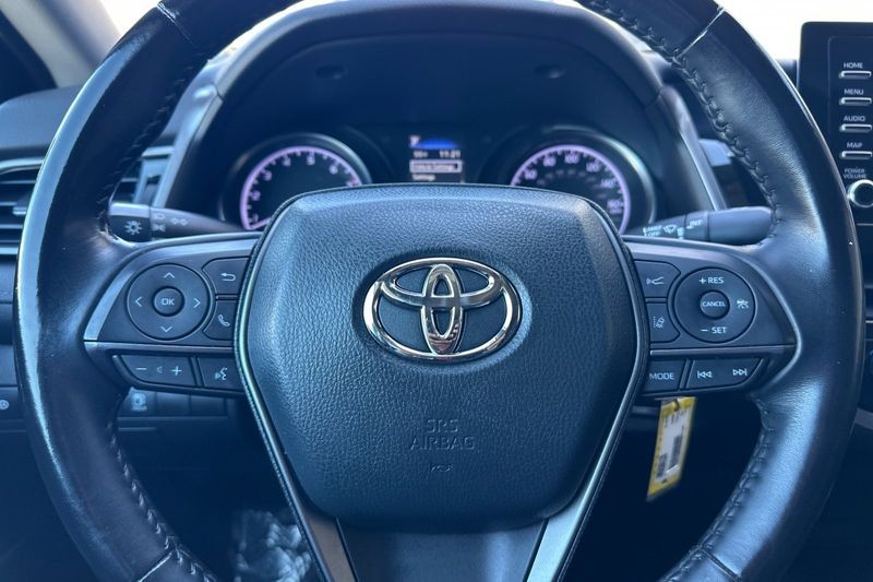 Toyota Camry Vehicle Full-screen Gallery Image 21