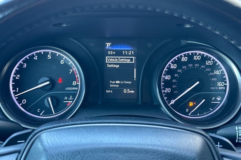 Toyota Camry Vehicle Full-screen Gallery Image 22