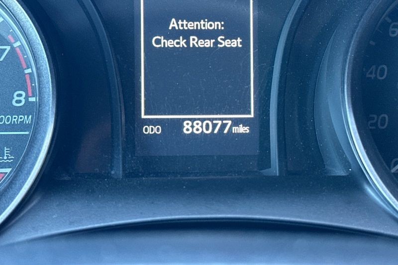 Toyota Camry Vehicle Full-screen Gallery Image 23