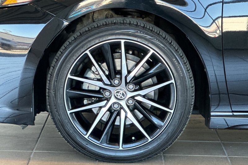 Toyota Camry Vehicle Full-screen Gallery Image 24