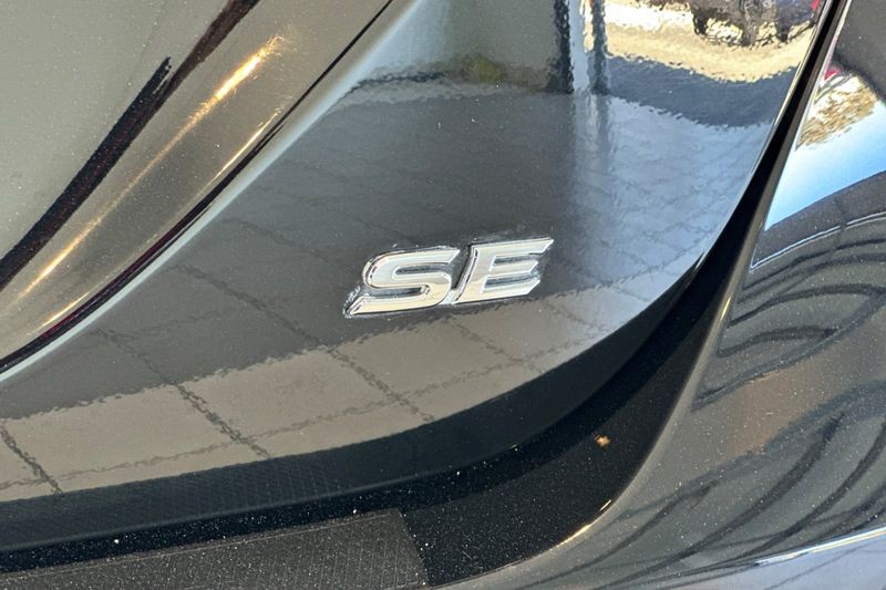 Toyota Camry Vehicle Full-screen Gallery Image 25