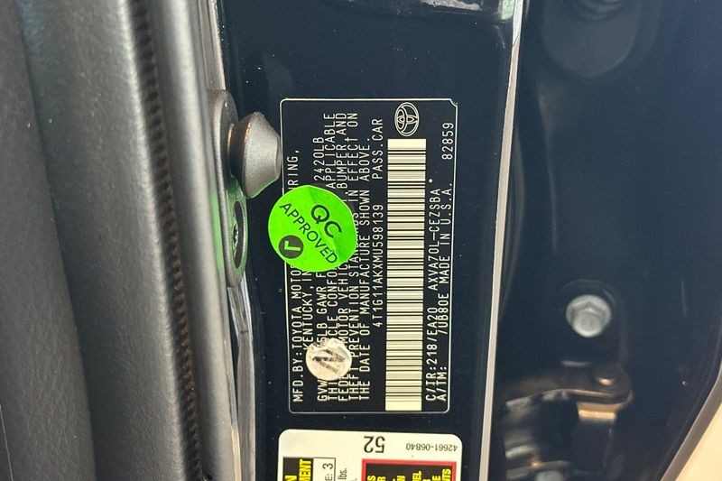 Toyota Camry Vehicle Full-screen Gallery Image 27