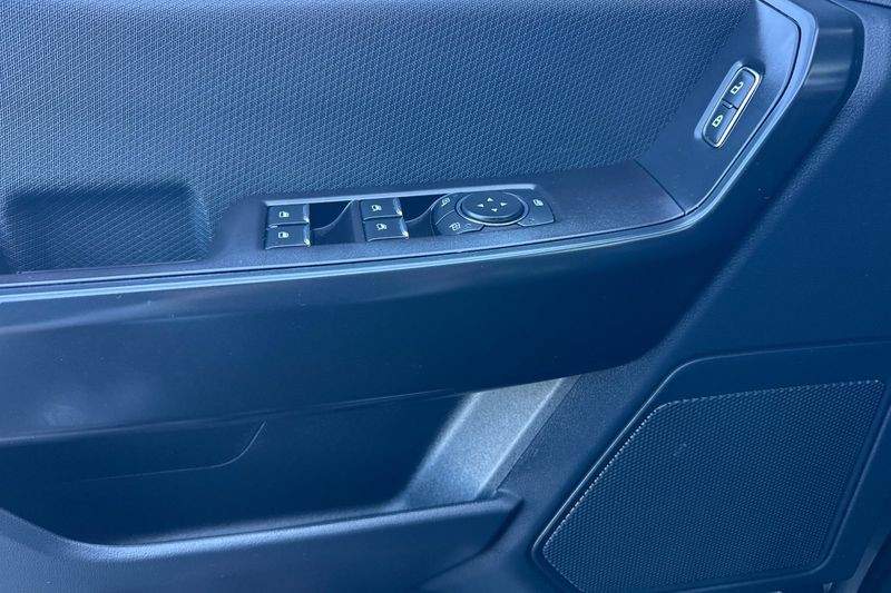 Ford F-150 Vehicle Full-screen Gallery Image 11